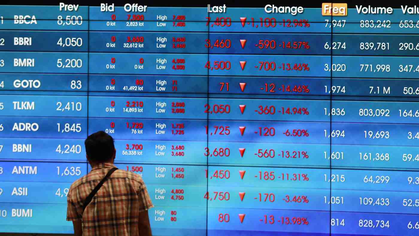 Pantau IHSG: Pengunjung mengamati layar digital pergerakan Indeks Harga Saham Gabungan (IHSG) di Bursa Efek Indonesia (BEI) Jakarta, Rabu (9/4). 
