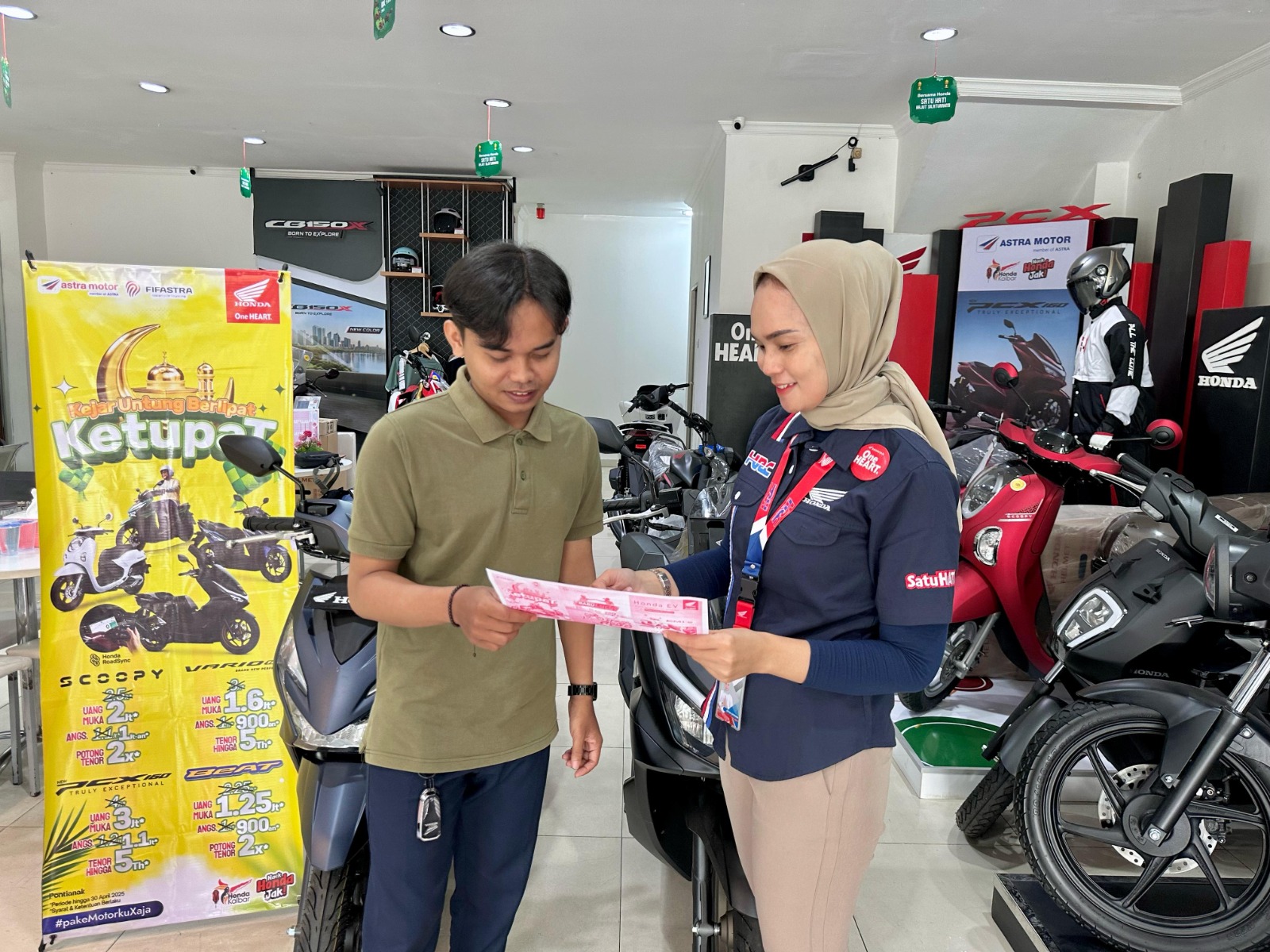 Marketing Astra Motor Kalbar sedang menawarkan promo KETUPAT.