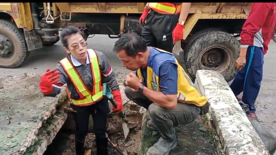 GOTONG ROYONG: Wali Kota Singkawang Tjhai Chui Mie bersama Wakil Wali Kota Singkawang Muhammadin terjun langsung dalam gotong royong pembersihan saluran air, Rabu (9/4).