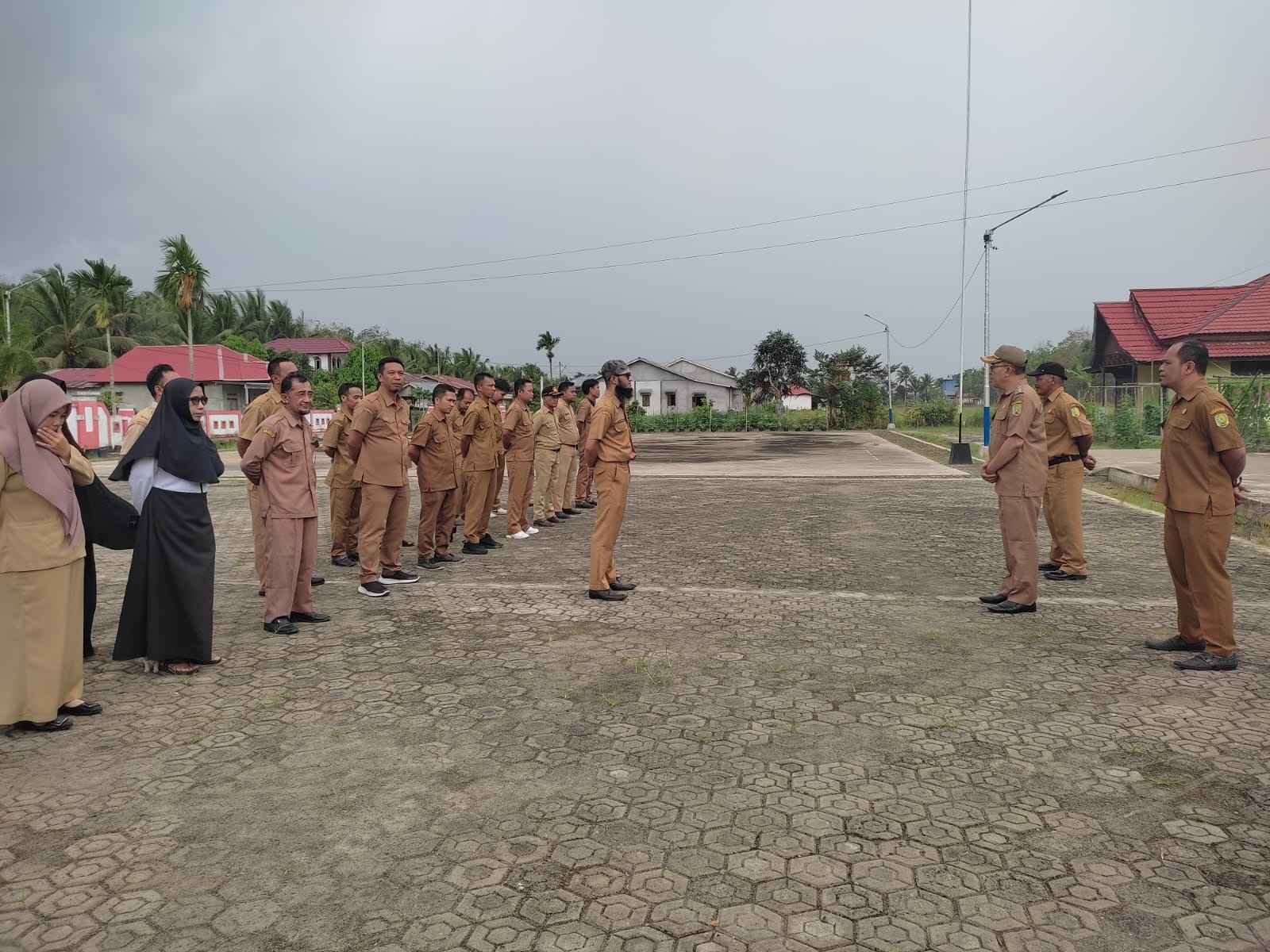 APEL: Pemerintah Kecamatan Teluk Keramat dan Tangaran bersama Forkopimcam menggelar apel bersama di hari pertama masuk kerja.
