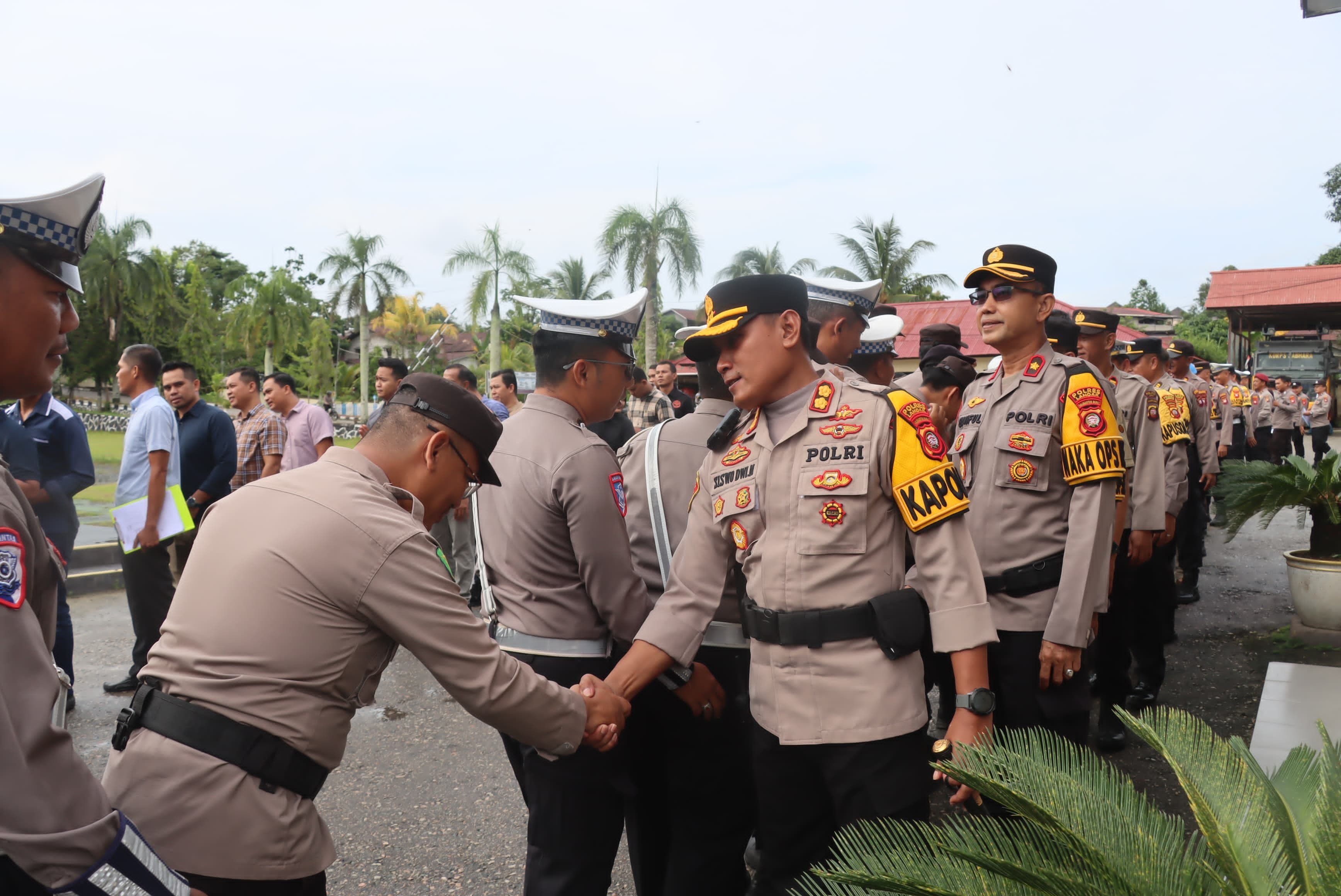 HALAL BIHALAL: Polres Landak saat menggelar halal bi halal Idulfitri, Selasa (8/4).