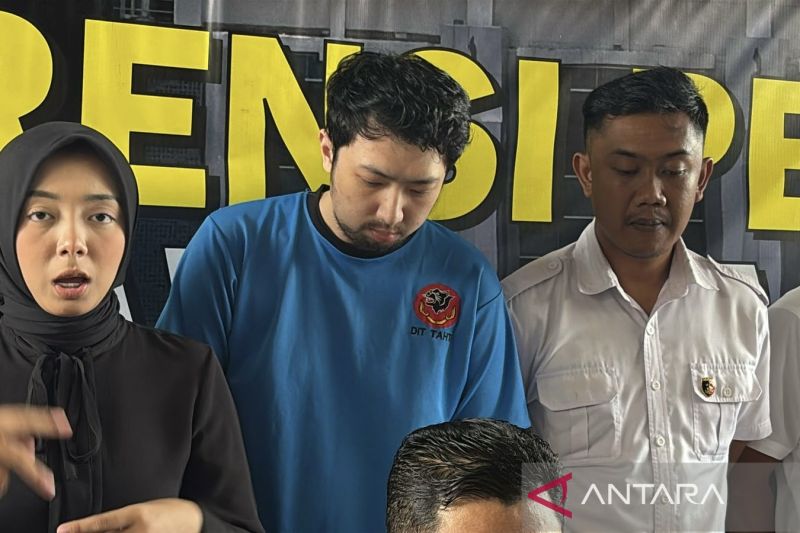 Polda Jabar saat menghadirkan tersangka berinisial PAP atas kasus kekerasan seksual yang terjadi pada keluarga pasien di Bandung, Jawa Barat, Rabu (9/4/2025).
