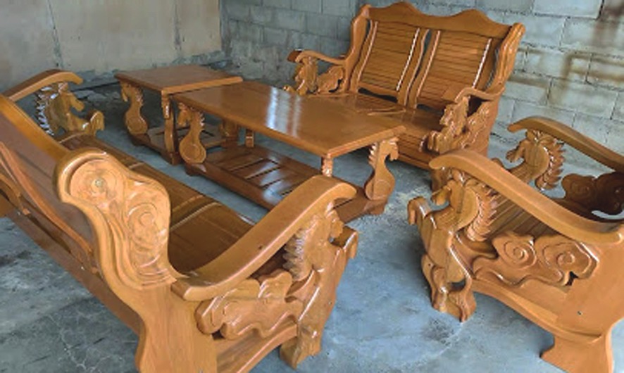 MEBEL: Satu set kursi, menjadi salah satu produk mebel Ahmad Busro.