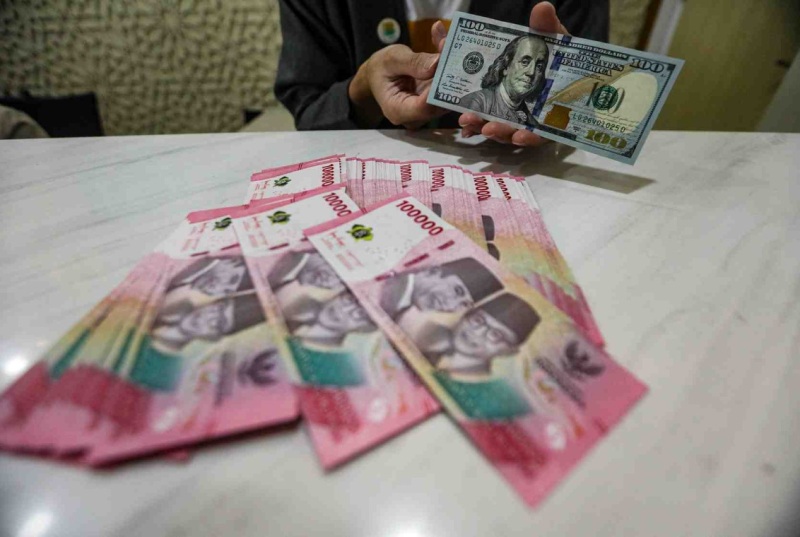 Indeks dolar Amerika Serikat melemah 0,55 persen ke level 102,35 hingga pukul 15.50 kemarin (9/4). Sementara rupiah masih betah di level Rp16.800.