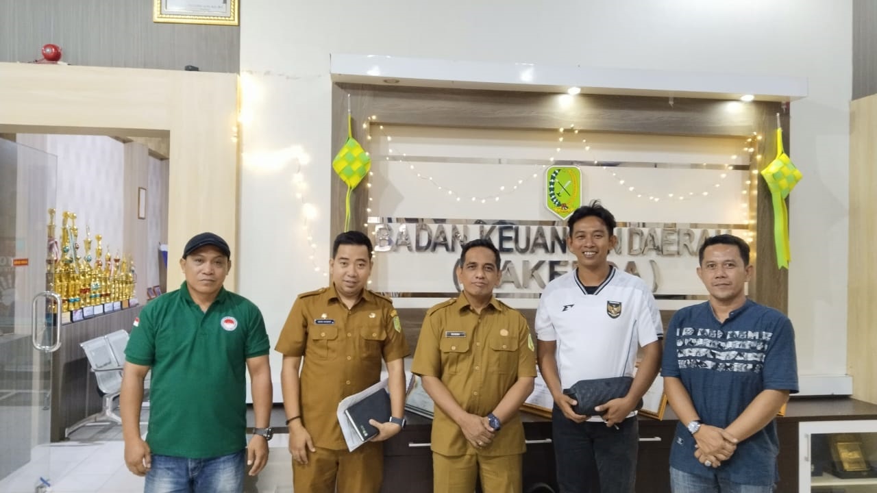 RETRIBUSI: Kepala Bakeuda Sambas saat menerima pembayaran retribusi dari wajib pajak.