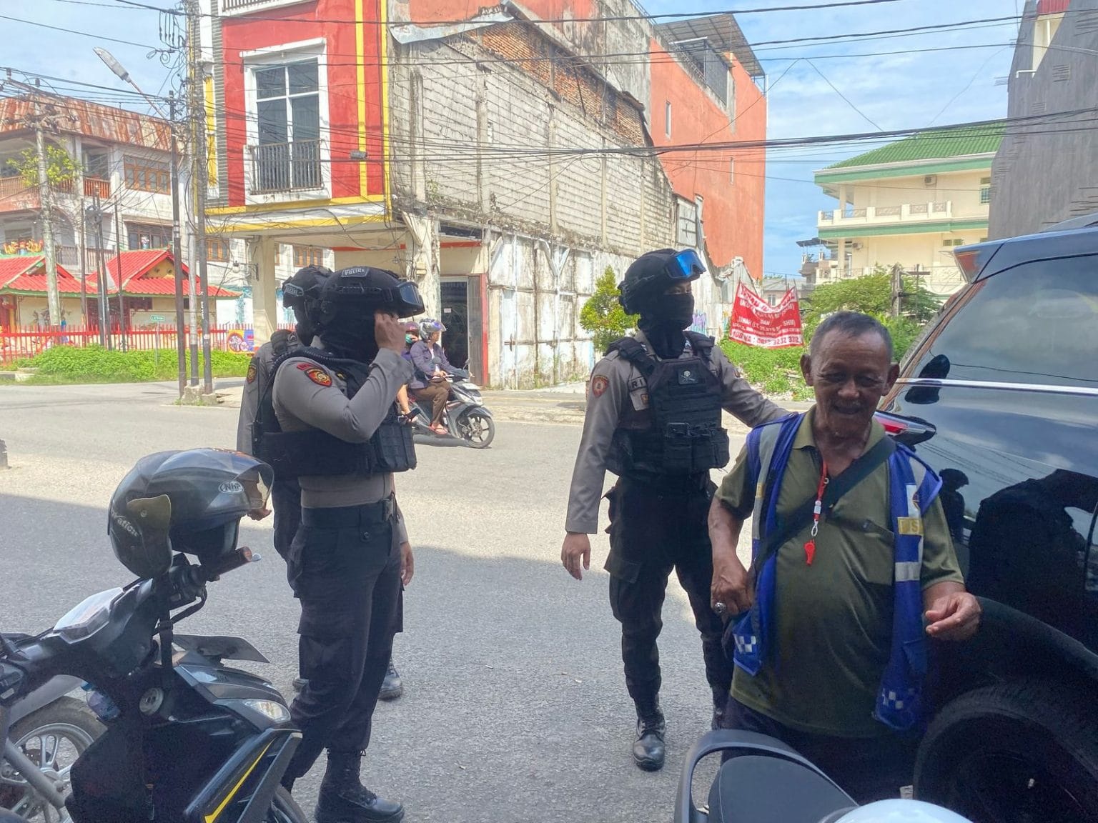 PATROLI: Polres Singkawang menerjunkan personel dari berbagai satuan kerja, di antaranya Sat Samapta yang bertugas melakukan patroli dan pengamanan.