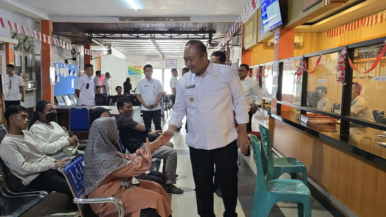 SAPA WARGA: Bupati Ketapang, Alexander Wilyo, menyapa warga yang sedang mengurus dokumen kependudukan di Kantor Disdukcapil Ketapang, Rabu (9/4).