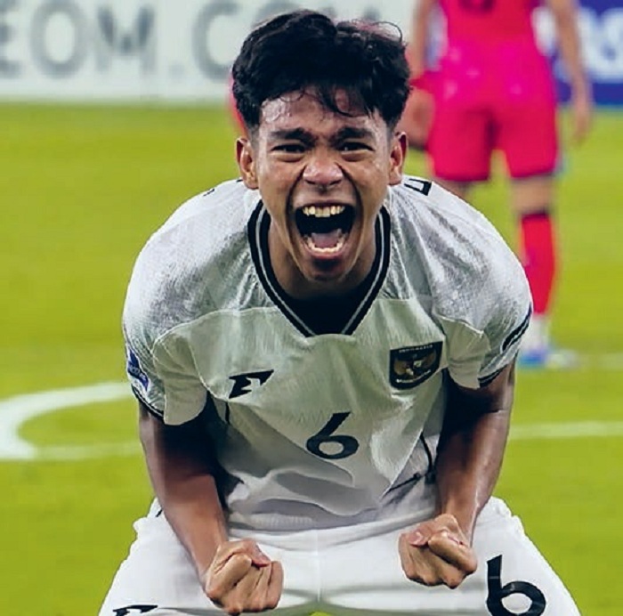 BANGGA: Evandra Florasta setelah membobol gawang Korsel U-17 di Stadion Pangeran Abdullah Al-Faisal, Jeddah (4/4). Foto kanan, Oktamus Silvester dan Faridha Mariana, ortunya di Jabung, Kabupaten Malan