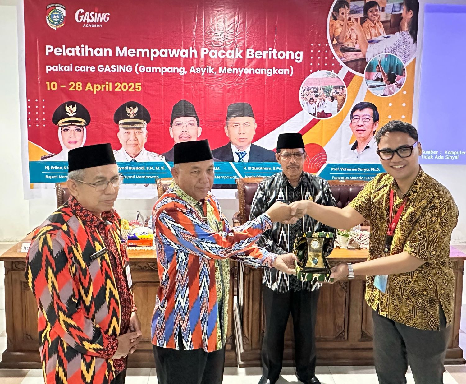 MEMBUKA: Wabup Mempawah Juli Suryadi Burdadi saat membuka pelatihan beritong dengan care Gasing.