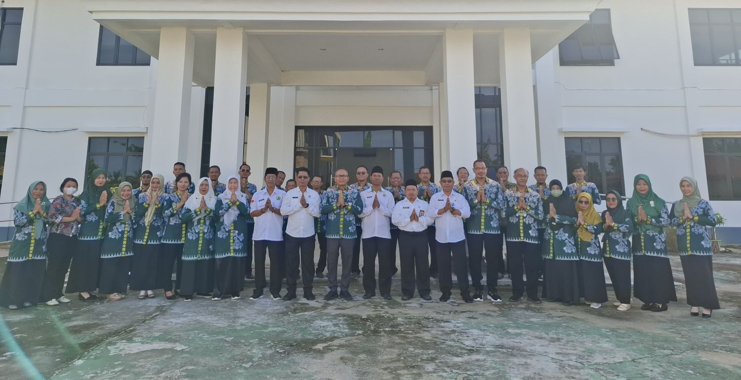 ASN: para pejabat dan ASN Kemenag Mempawah foto bersama usai apel perdana.