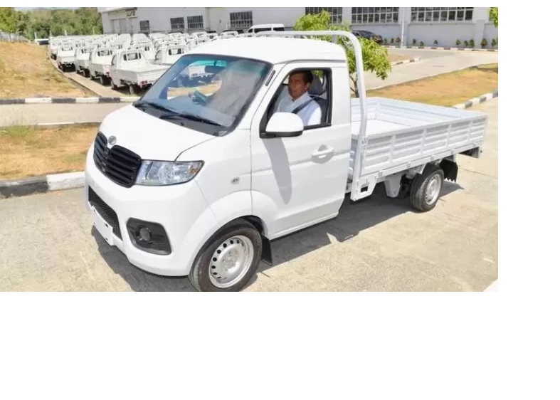 JAJAL MOBILl Jokowi saat menjajal mobil pikap Esemka Bima.