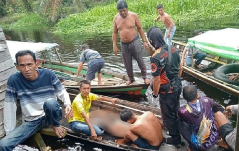 EVAKUASI: Warga saat mengevakuasi pria paruh baya yang meninggal tenggelam di Sungai Landak pada Rabu (9/4).