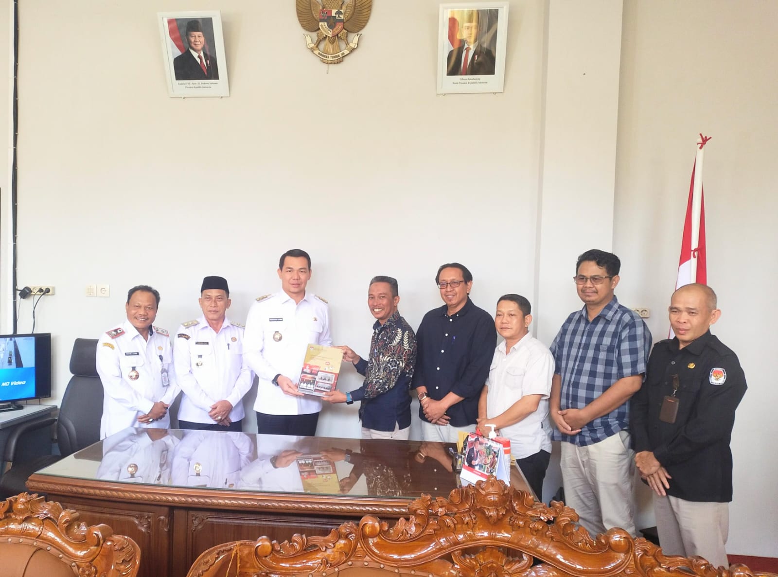 DANA : KPU Kapuas Hulu saat mengembalikan dana Pilkada 2024 kepada Bupati Kapuas Hulu Fransiskus Diaan.