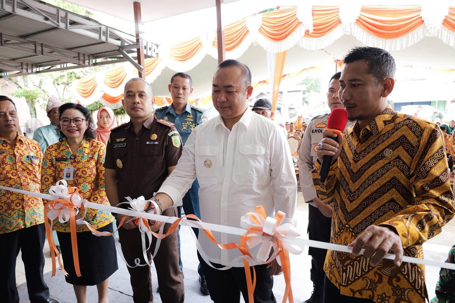 RESMIKAN: Bupati Ketapang, Alexander Wilyo, meresmikan pelayanan rawat jalan kesehatan jiwa dan Napza di Puskesmas Batu Berlian, Kecamatan Benua Kayong, Kamis (10/4).