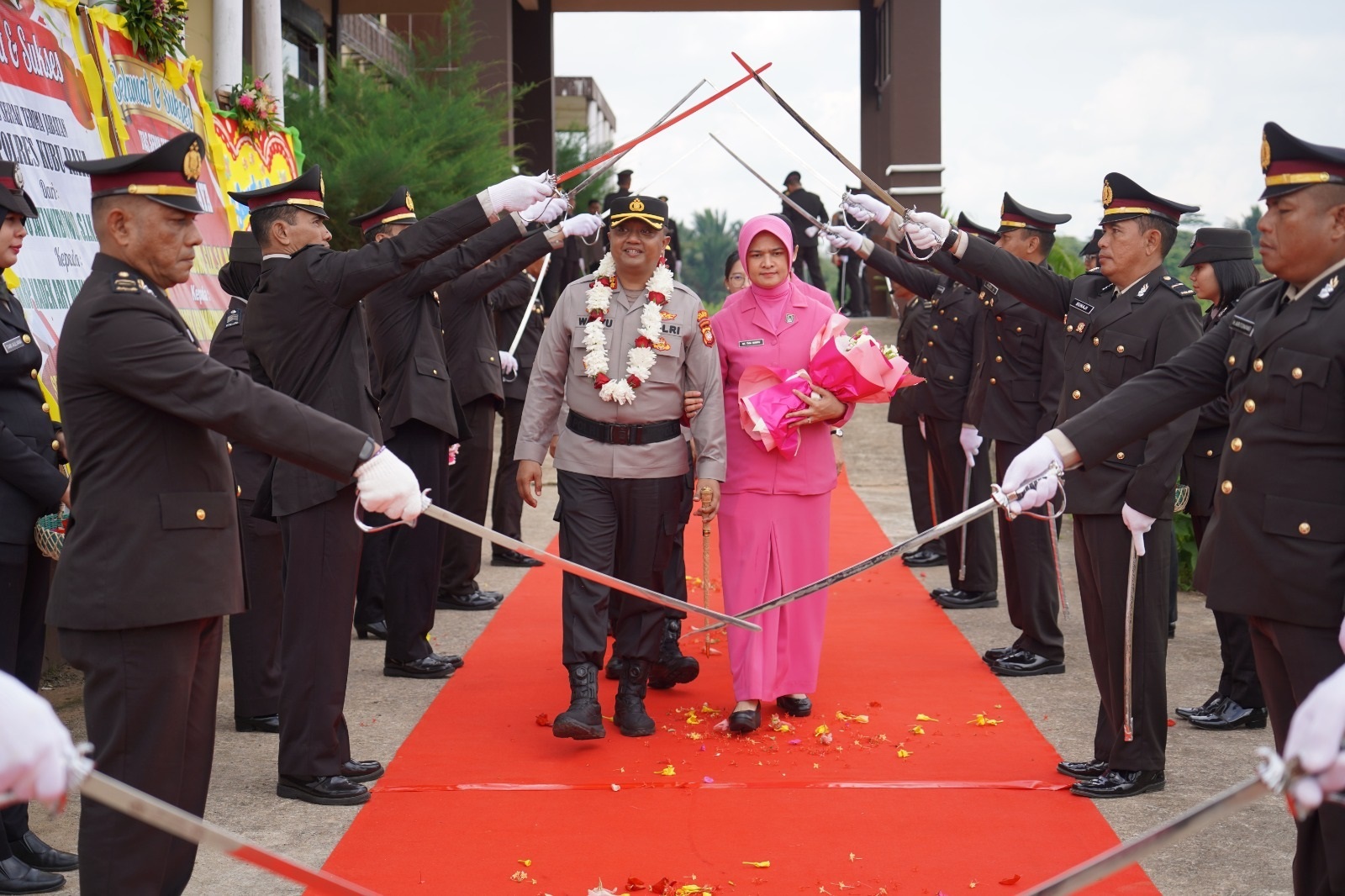 PEDANG PORA: Tradisi pedang pora digelar daalam pisah sambut Kapolres Kubu Raya di Aula Graha Katulistiwa Polda Kalbar, Rabu (9/4).