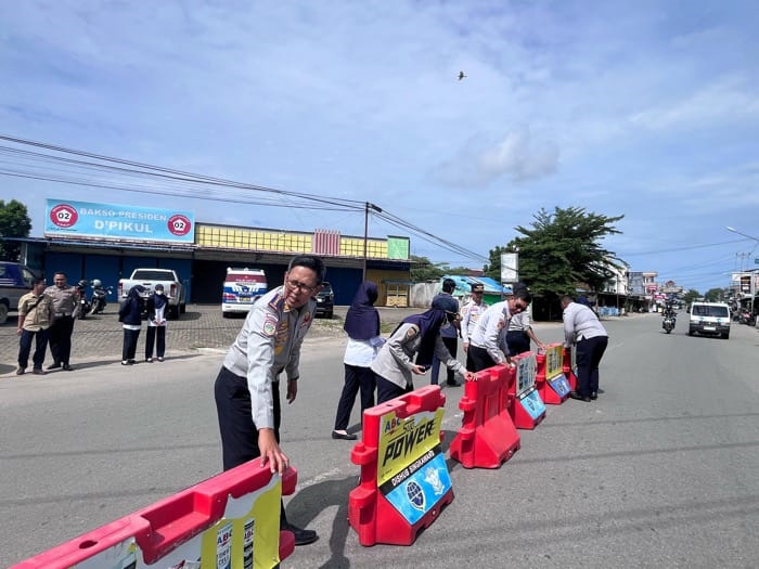 ATUR JALAN: Dinas Perhubungan Kota Singkawang bersama Satlantas Polres Singkawang melakukan rekayasa lalu lintas di pertigaan Jalan Kalimantan dan Jenderal Sudirman.