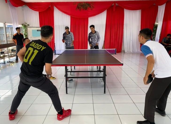 PEKAN OLAHRAGA: Lomba tenis meja dalam rangka memperingati Hari Bhakti Pemasyarakatan ke-61 di Lapas Singkawang, Kamis (10/4).
