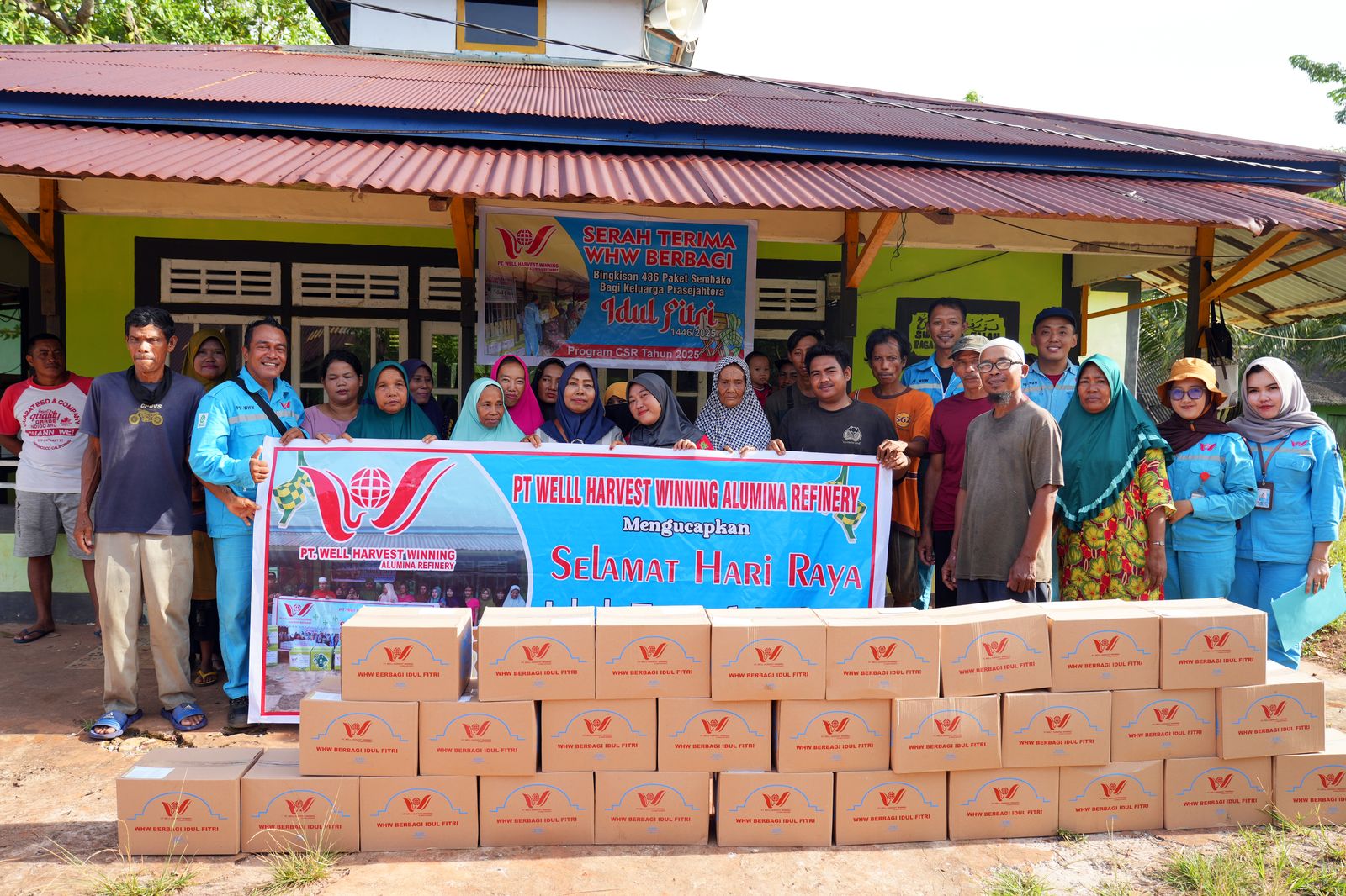 SALURKAN BANTUAN: Perwakilan PT WHW menyalurkan paket bantuan kepada warga di sekitar perusahaan.