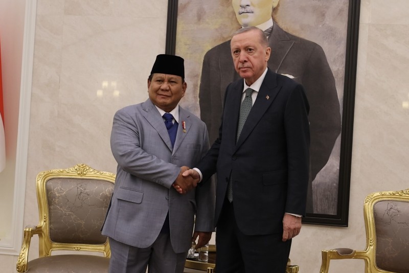 Presiden RI Prabowo Subianto tiba di Ankara, Turkiye disambut hangat secara langsung dengan karpet berwarna biru langit oleh Presiden Recep Tayyip Erdoğan, Rabu (9/4) pukul 19:30 waktu setempat.