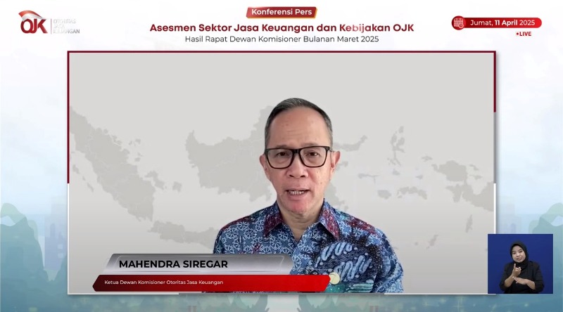 Ketua Dewan Komisioner OJK Mahendra Siregar dalam konferensi pers hasil Rapat Dewan Komisioner Bulanan (RKDB) Maret 2025 di Jakarta, Jumat (11/4/2025).