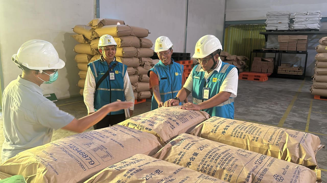 Manager PLN UP3 Mempawah, Harsian didampingi Direktur PT Aloe Vera, Pou TJiu tinjau langsung hasil produksi dari PT Aloe Vera (10/04).