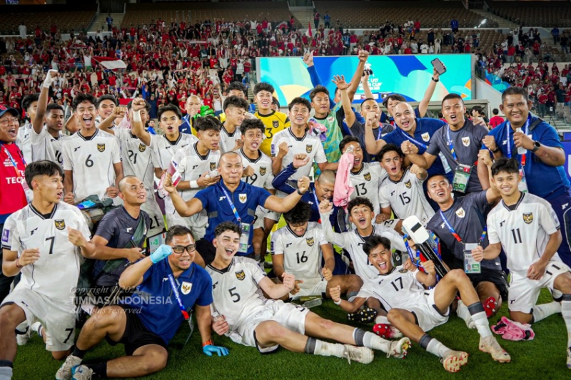 Timnas U-17 Indonesia merayakan kemenangan 1-0 melawan Korea Selatan U-17 dalam laga perdana Grup C Piala Asia U-17 2025 di Stadion Prince Abdullah Al Faisal, Jeddah, Arab Saudi, Jumat (4/4/2025).