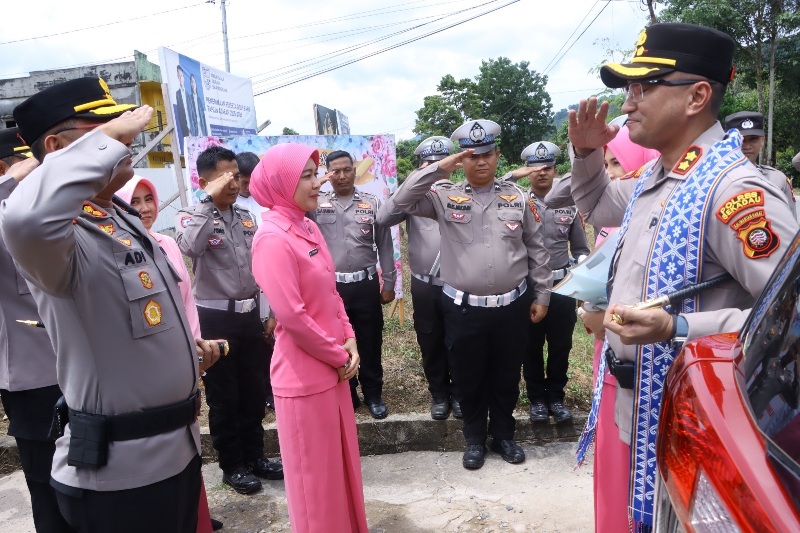 Polres Kayong Utara melaksanakan acara tradisi penyambutan Kapolres baru dan farewell parade Kapolres lama pada Jumat, (11/4).