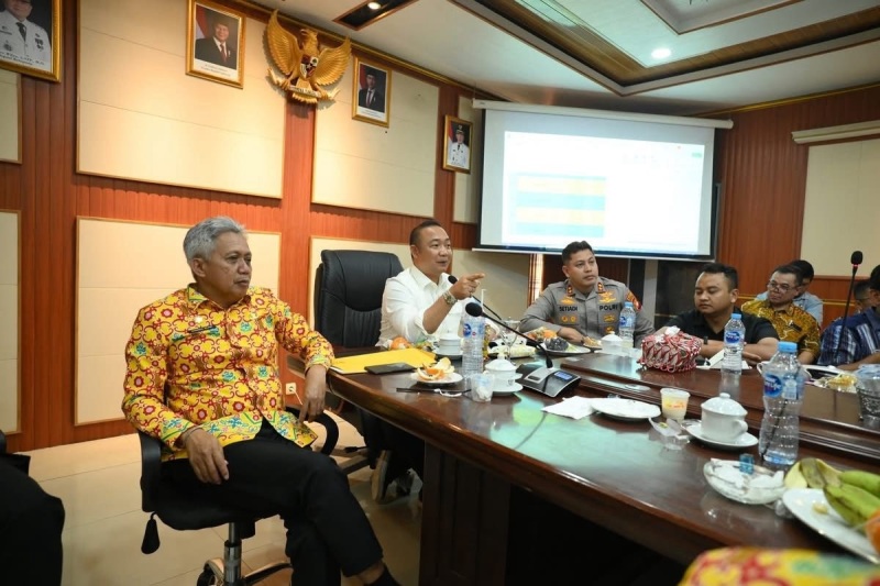 Bupati Ketapang, Alexander Wilyo, memimpin rapat penyelesaian masalah lahan antara masyarakat Desa Pelanjau Jaya dengan PT. Minamas, Kamis (10/4).