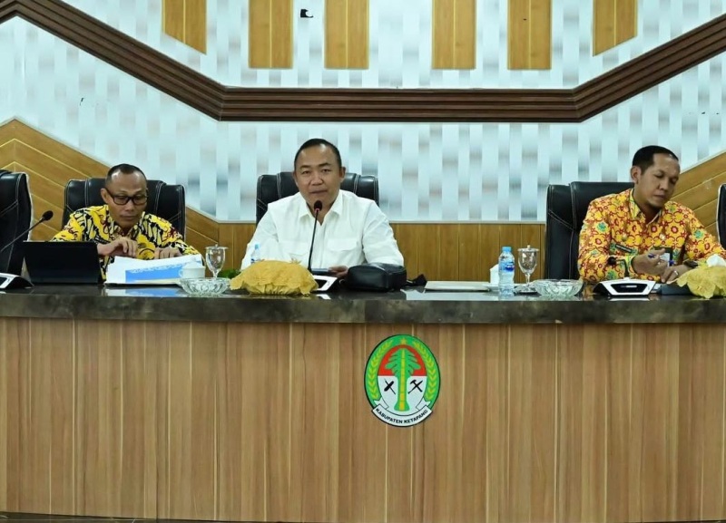 Bupati Ketapang, Alexander Wilyo, memimpin rapat evaluasi pembangunan triwulan I tahun 2025, Kamis (10/4).