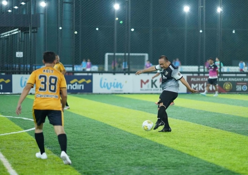 Bupati Ketapang, Alexander Wilyo, melakukan tendangan ke arah gawang Tim Bhayangkara saat menjalani pertandingan fun game mini soccer, Kamis (10/4) malam.