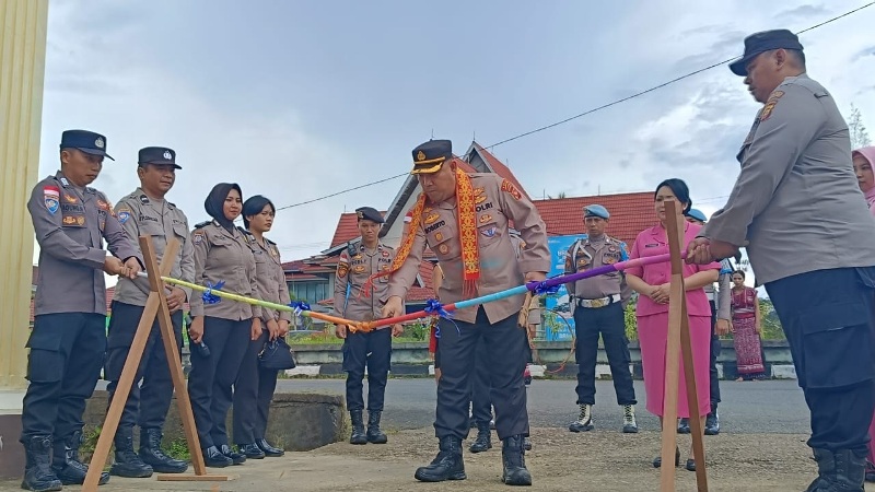 AKBP Roberto Aprianto Uda Kapolres Kapuas Hulu yang baru disambut kedatangannya di Markas Polres Kapuas Hulu dengan tradisi pemotongan Umpang.