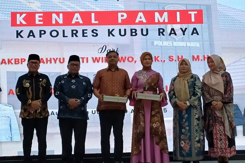 Bupati Kubu Raya Sujiwo dan Wabup Sukiryanto beserta istri berfoto bersama AKBP Wahyu Jati Wibowo dan istri usai acara kenal-pamit Kapolres Kubu Raya di Aula Praja Utama.