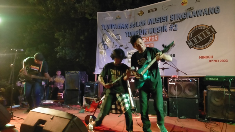 Suasana Tumpahan Salok Musisi Singkawang tahun lalu. Event ini kembali hadir untuk keempat kalinya tahun ini. Acara ini berlangsung pada Jumat (11/4/) di Caf&eacute; Cawan, Singkawang.