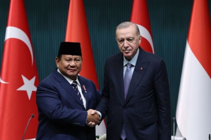 Presiden RI Prabowo Subianto dan Presiden Turki Recep Tayyip Erdogan berjabat tangan selepas menyampaikan pernyataan bersama dua negara selepas pertemuan bilateral.