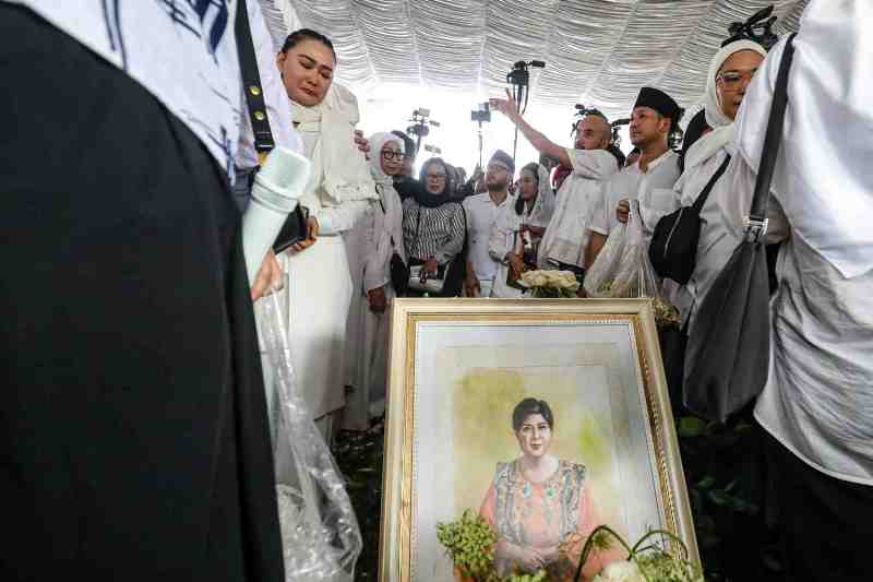 Sejumlah anggota keluarga menghadiri pemakaman penyanyi Titiek Puspa di TPU Tanah KUsir, Jakarta, Jumat (11/4).