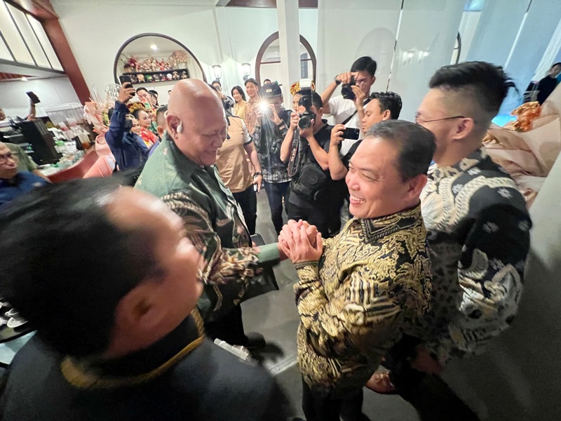 Gubernur Kalimantan Barat, Ria Norsan (tengah) didampingi Bupati Kubu Raya, Sujiwo (kanan) beserta undangan lainnya di peresmian cabang baru Warung Kopi Asiang di Kabupaten Kubu Raya.