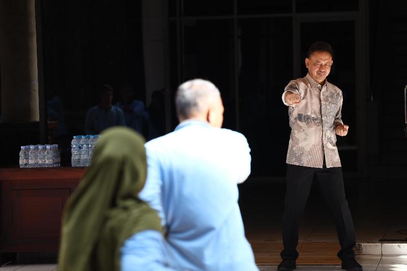 Anggota Satpol PP dan ASN Pemkot Pontianak mengikuti latihan bela diri Tarung Derajat di halaman Kantor Wali Kota Pontianak.