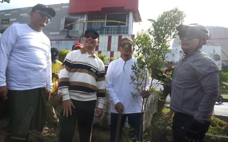 Bupati Kubu Raya, Sujiwo bersama Gubernur Kalbar, Ria Norsan menanam pohon dalam upaya menginisiasi penghijiauan di Jalan Ayani 2 dan ajak masyarakat kian peduli pelestarian lingkungan.