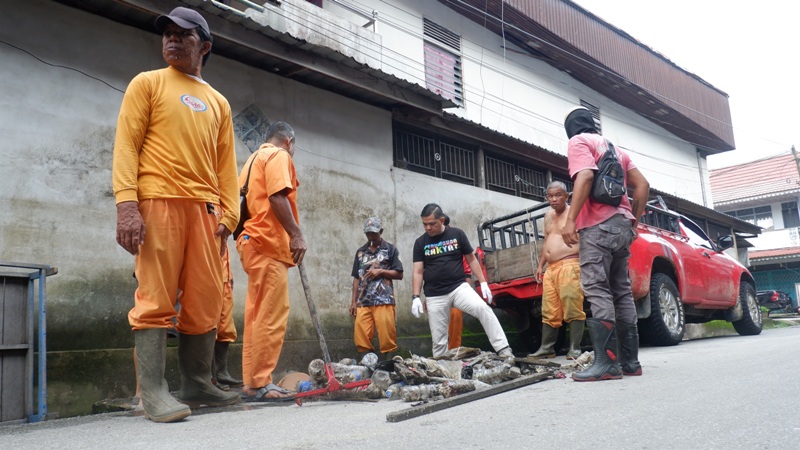 Wakil Bupati Landak Erani bersama petugas kebersihan, dan masyarakat saat melaksanakan program jumat bersih, kemarin (11/4)
