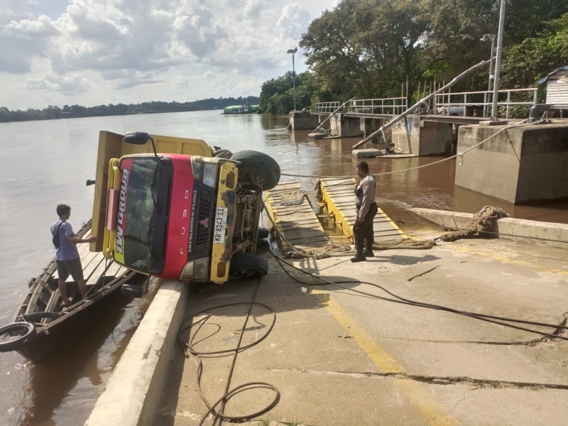 Truk terguling di dermaga Ferry ASDP Sungai Ayak Dua. Akses dermaga sempat dialihkan.