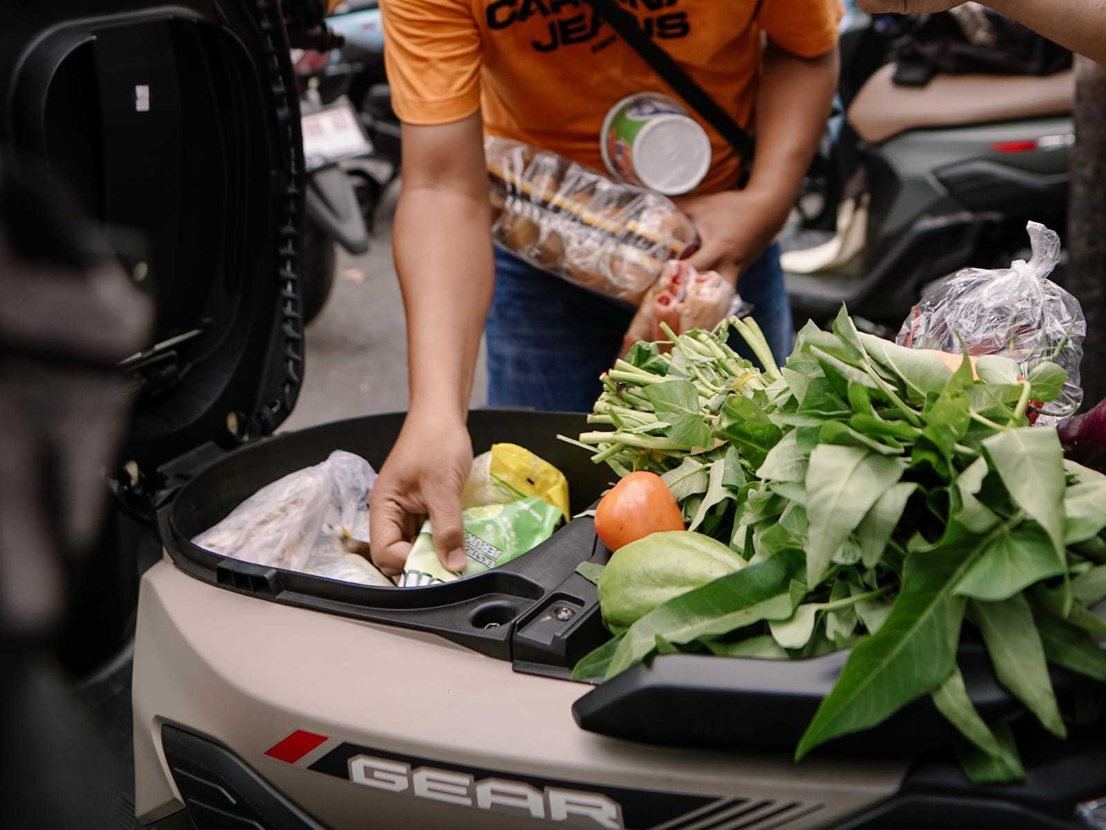 Yamaha Gear Ultima memiliki kapasitas bagasi yang besar, yaitu 18,6 liter dan gantungan ganda di bagian depan terbukti mampu menampung berbagai macam barang belanjaan.