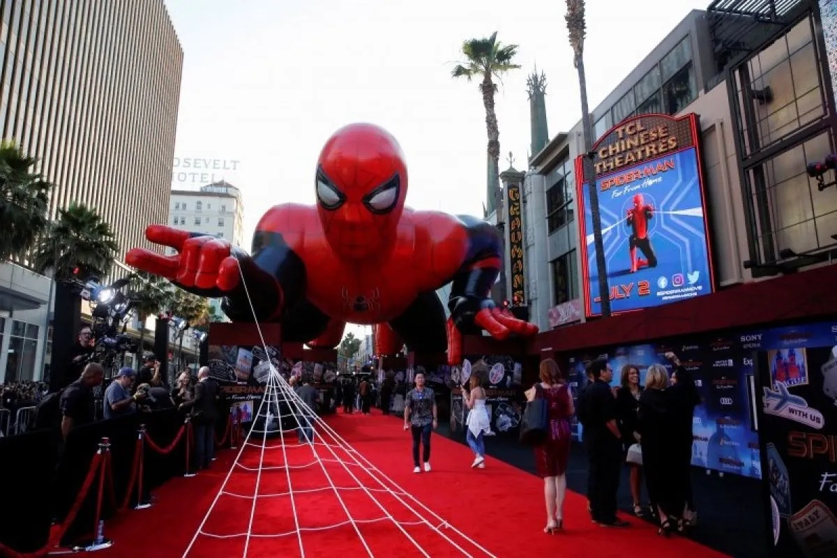 Sebuah balon raksasa spiderman terlihat di atas karpet merah di sepanjang Hollywood Boulevard diluar TCL Chinese Theatre.