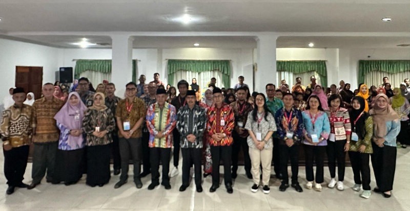 Wabup Juli Suryadi bersama para peserta pelatihan bertajuk &lsquo;Mempawah Pacak Beritong Pakai Care Gampang, Asyik, Menyenangkan (GASING)&rsquo;.