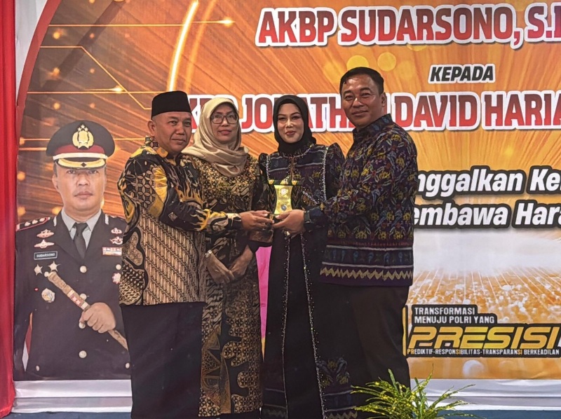 Wabup Juli Suryadi memberikan cinderamata kepada AKBP Sudarsono dan istri.