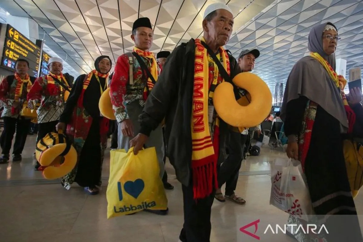 Sejumlah jamaah calon umroh berjalan di selasar terminal menuju ruang keberangkatan di terminal 3, Bandara Soekarno-Hatta, Jumat (11/4).
