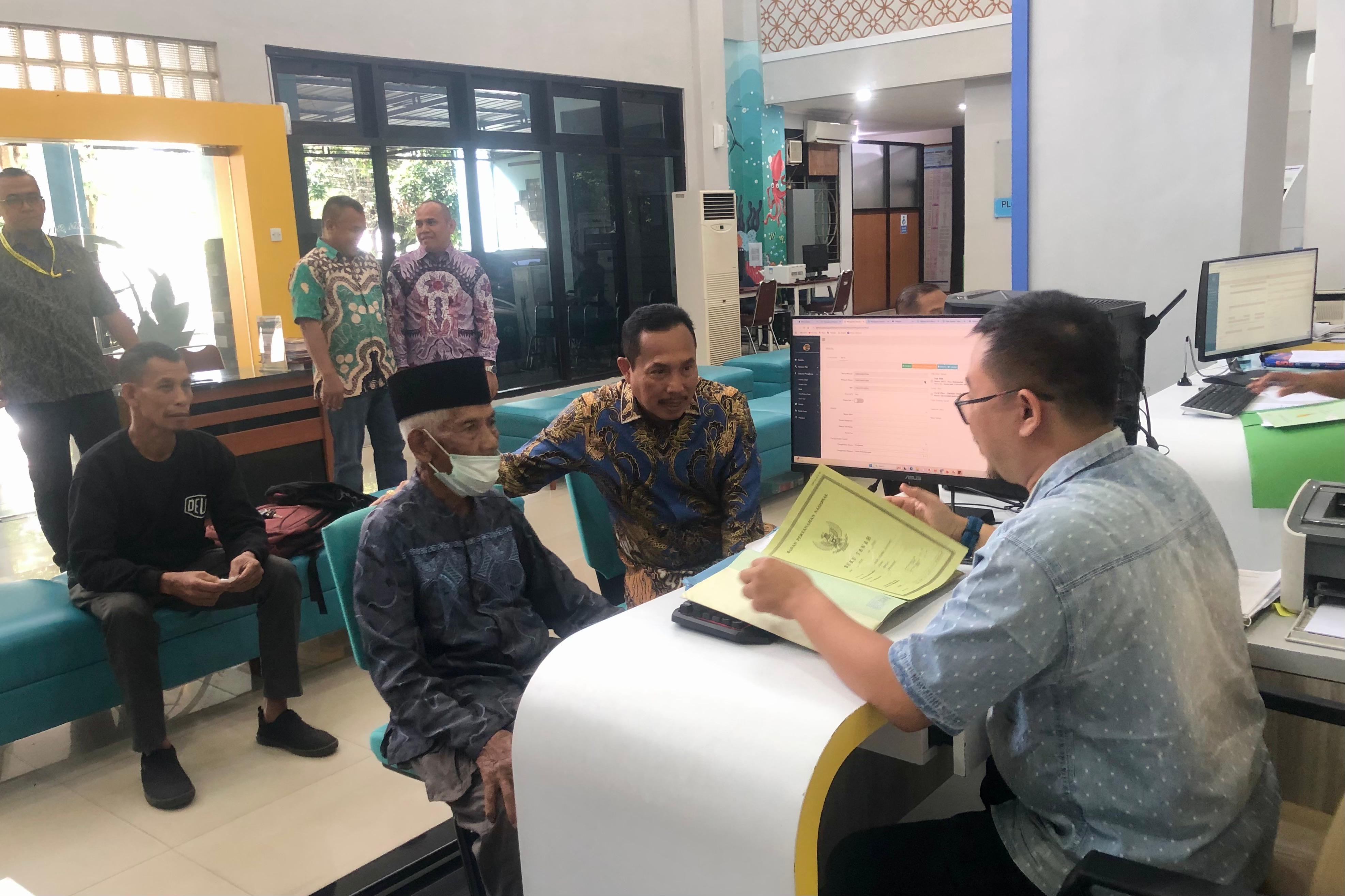 Dirjen PSKP, Kementerian ATR/BPN  Iljas Tedjo Prijono, meninjau Kantor Pertanahan (Kantah) yang membuka layanan pertanahan terbatas semasa libur Lebaran di D.I Yogyakarta.
