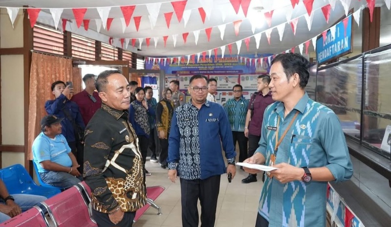 Wakil Gubernur didampingi oleh Kepala Badan Pendapatan Daerah Kalbar Mohammad Bari meninjau pelayanan di Kantor Samsat Putussibau.