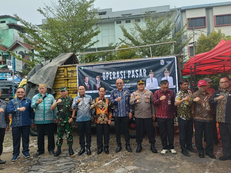 Pemprov Kalbar gelar operasi di Pasar Raya Sintang sebagai upaya untuk menekan inflasi.