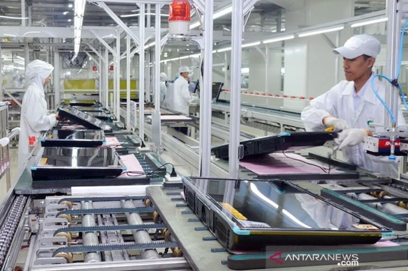 PRODUKSI: Ilustrasi naktivitas pekerja dalam proses produksi di industri elektronika.