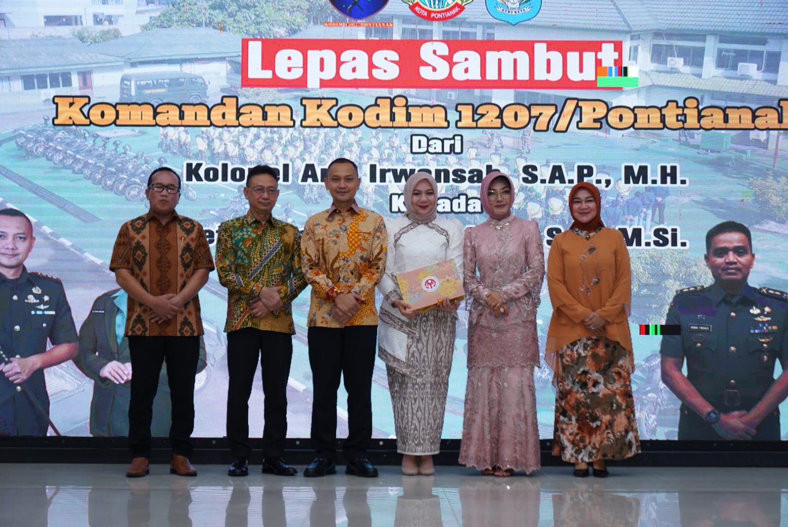 LEPAS SAMBUT: Acara Lepas Sambut Komandan Kodim 1207/Pontianak dari Kolonel Arm Irwansyah kepada Letkol Inf Robbi Firdaus.